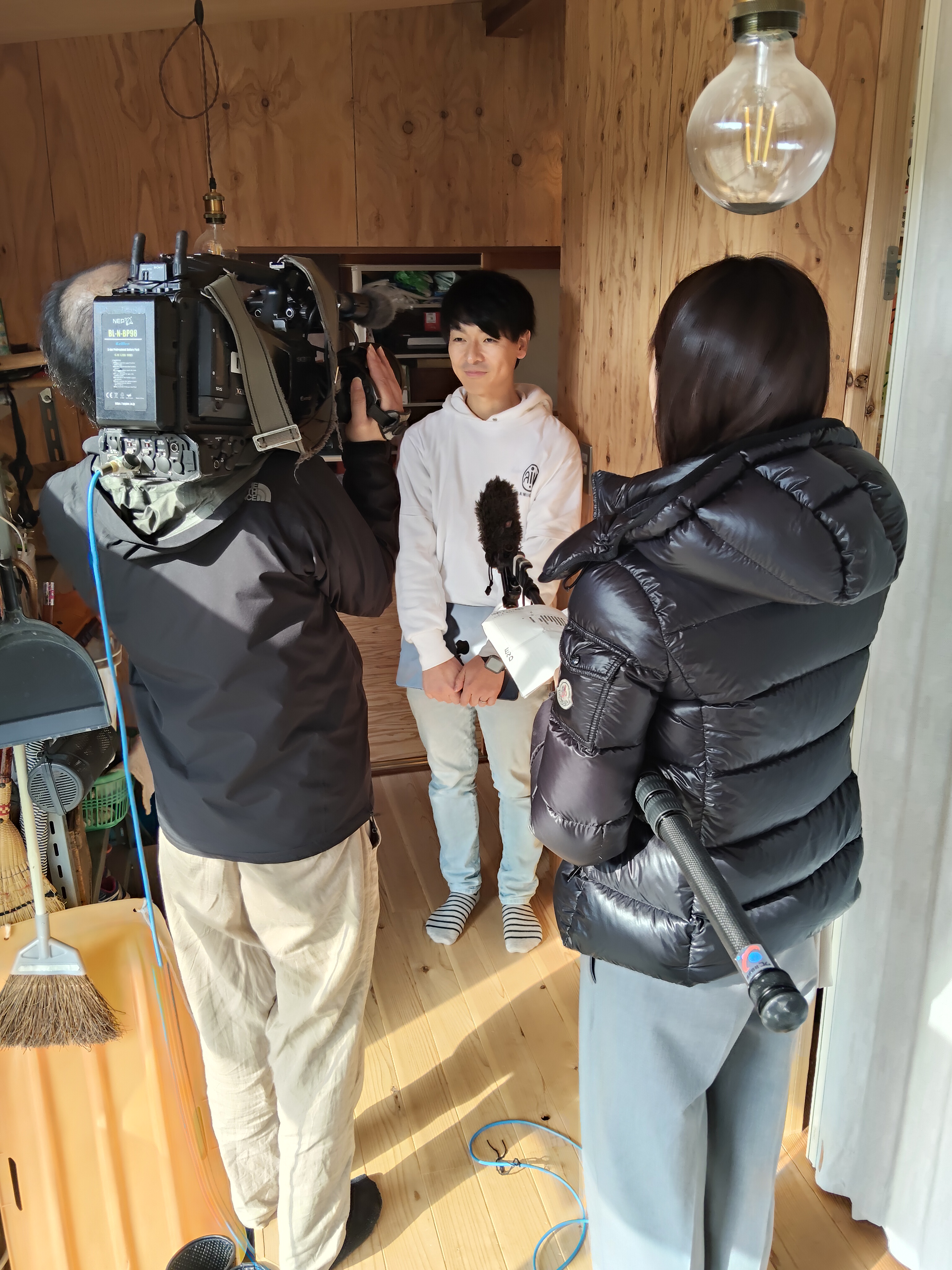 テレビ取材を受けるAI新潟メンバー